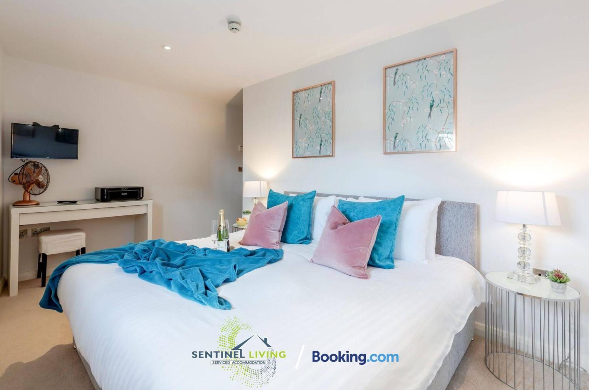Windsor Sentinel: 2-Bedroom Serviced Apartment with Free Wi-Fi Exterior photo