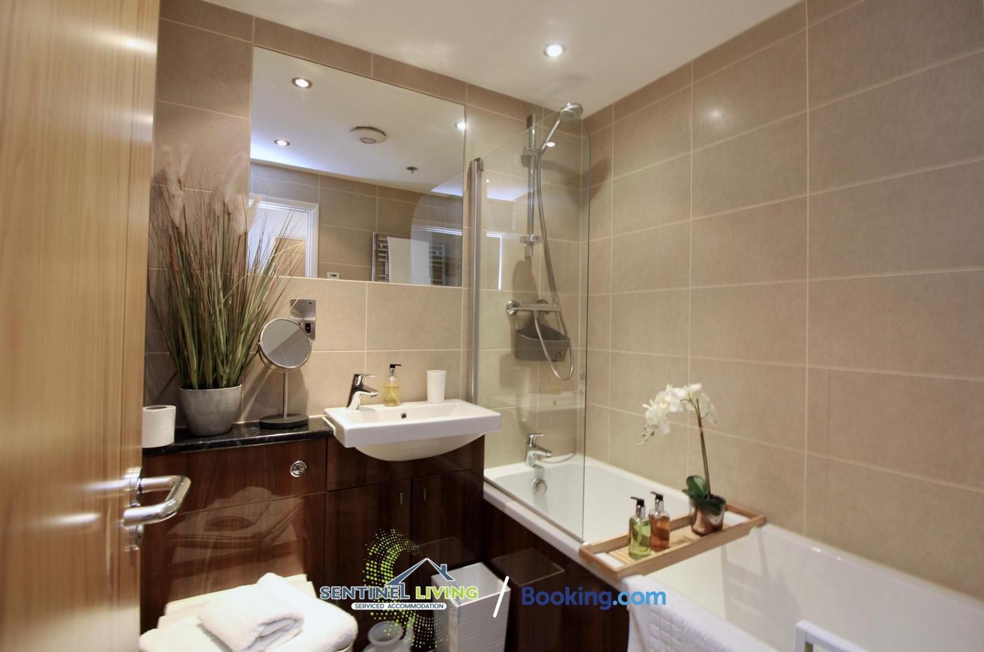 Windsor Sentinel: 2-Bedroom Serviced Apartment with Free Wi-Fi Exterior photo