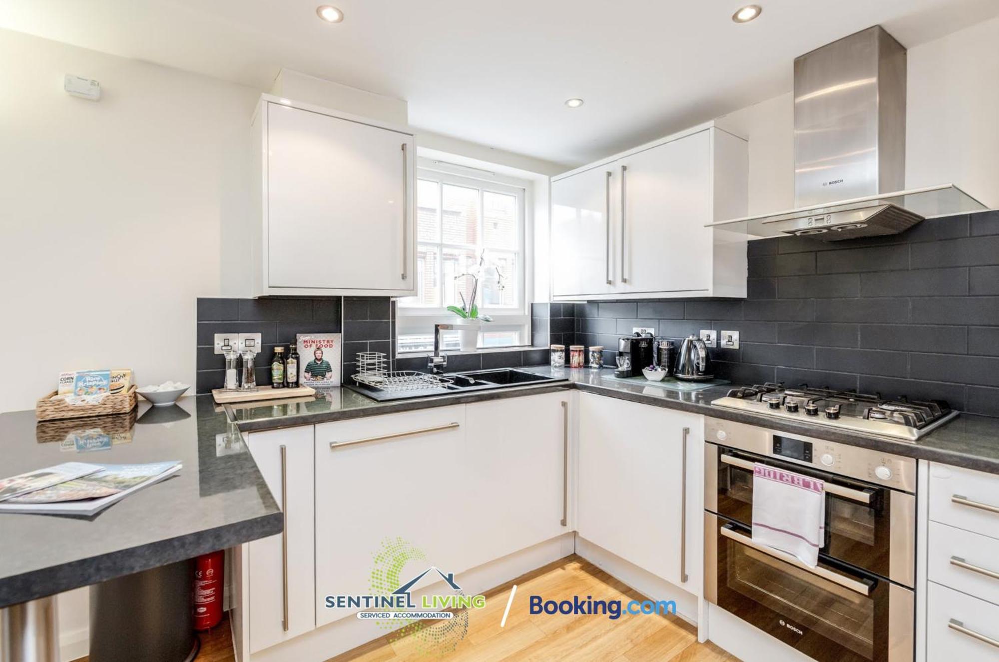 Windsor Sentinel: 2-Bedroom Serviced Apartment with Free Wi-Fi Exterior photo