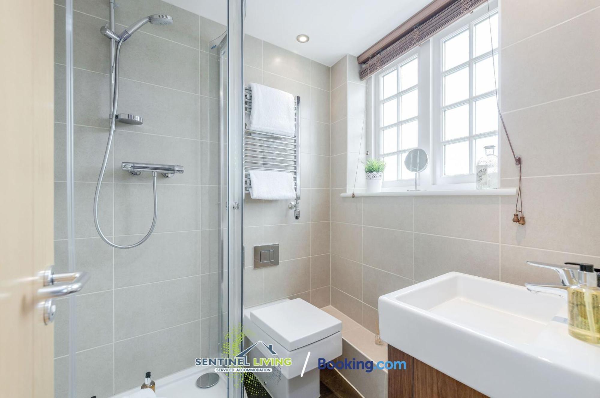 Windsor Sentinel: 2-Bedroom Serviced Apartment with Free Wi-Fi Exterior photo