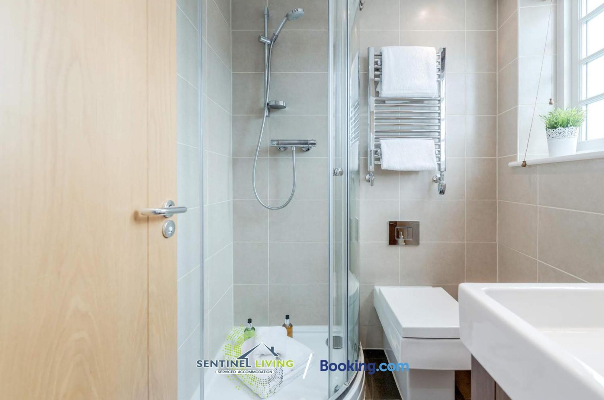 Windsor Sentinel: 2-Bedroom Serviced Apartment with Free Wi-Fi Exterior photo