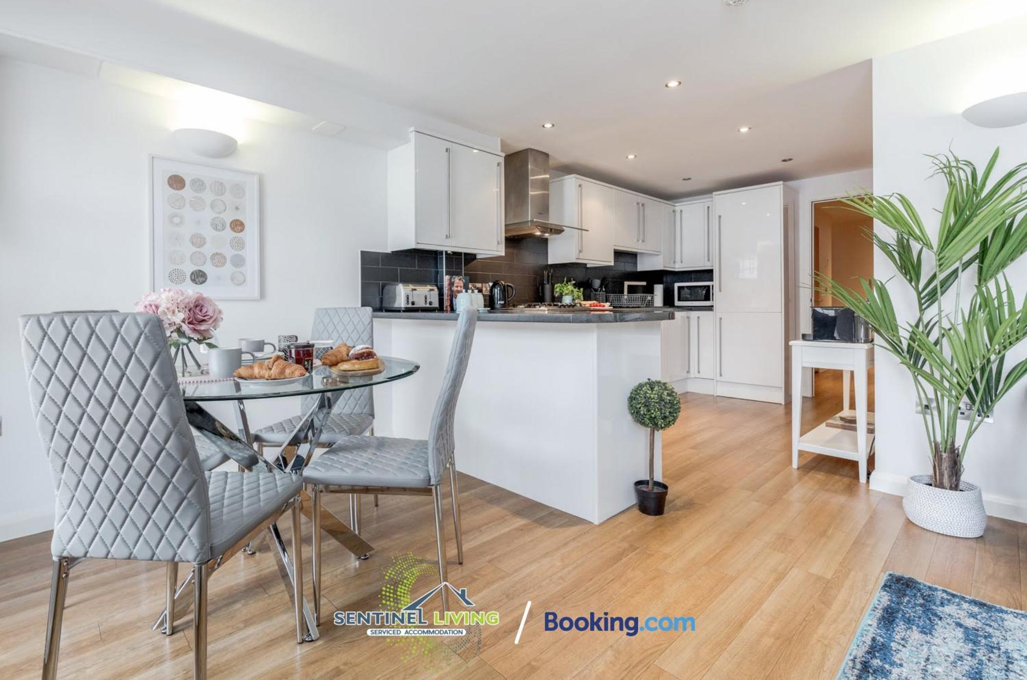 Windsor Sentinel: 2-Bedroom Serviced Apartment with Free Wi-Fi Exterior photo