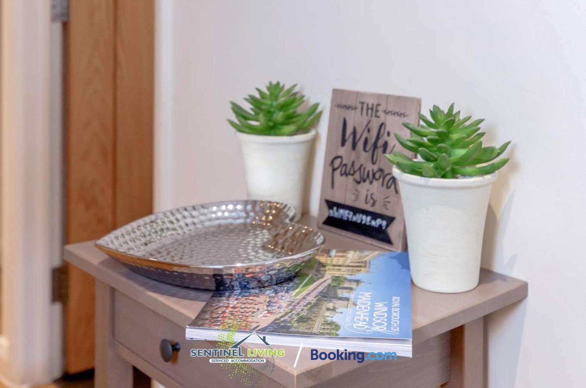 Windsor Sentinel: 2-Bedroom Serviced Apartment with Free Wi-Fi Exterior photo